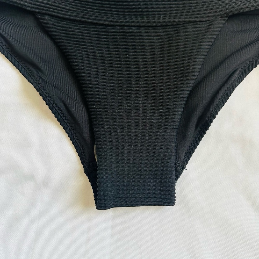 β
NWT H&M Ribbed Bikini Set - Black β
- Picture 9 of 17